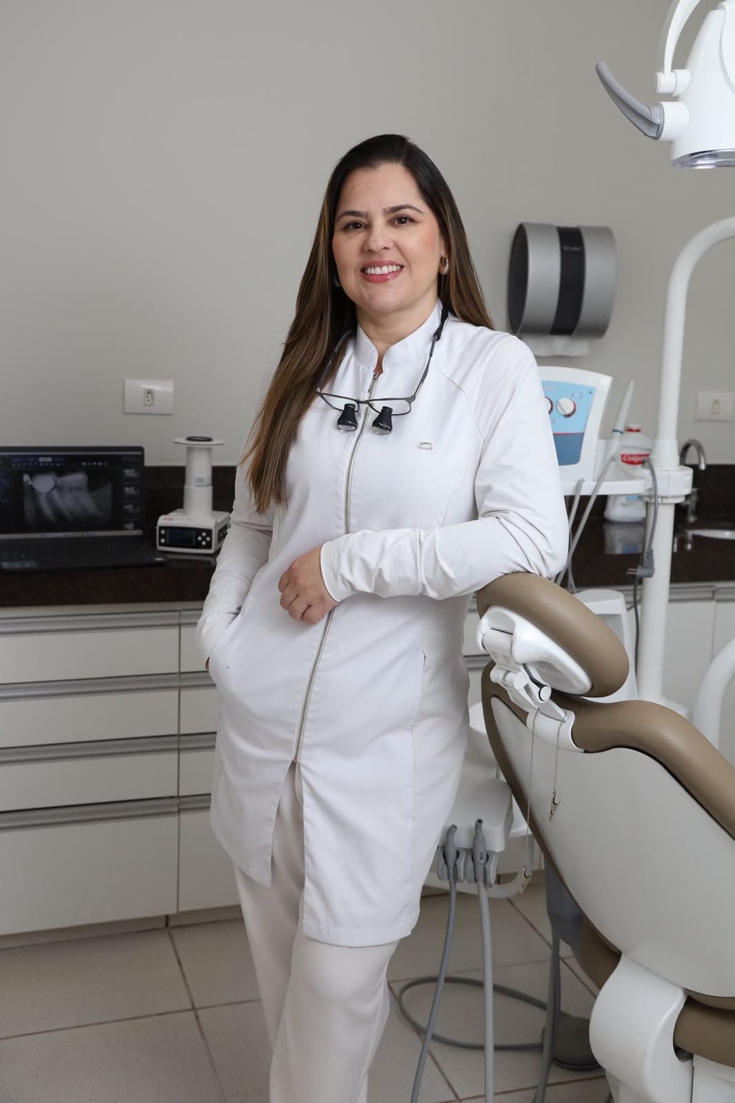 Dra. Pâmela Gonçalves Leles — Endodontista